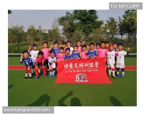 足球明星佩戴头箍的时尚瞬间展现运动与个性的完美结合