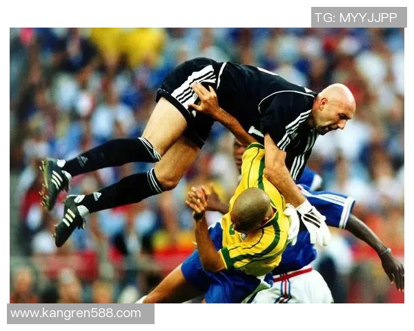 世界足球明星萌态百出可爱瞬间大集合让你心动不已的精彩瞬间