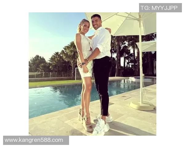 足球明星与爱妻甜蜜合影展现幸福生活的温馨瞬间