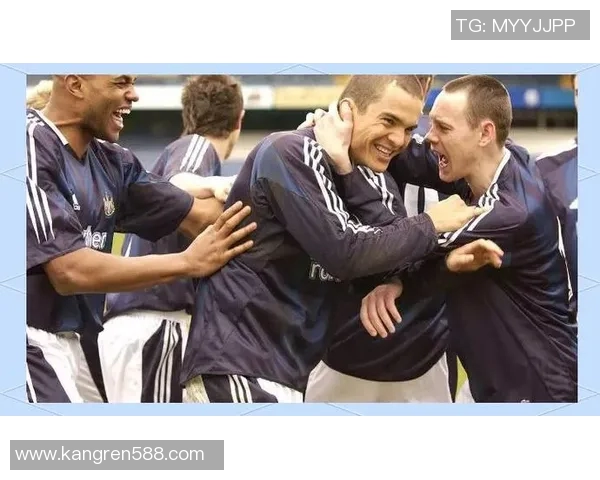 足球巨星与小球员温情拥抱传递梦想与希望的感人瞬间