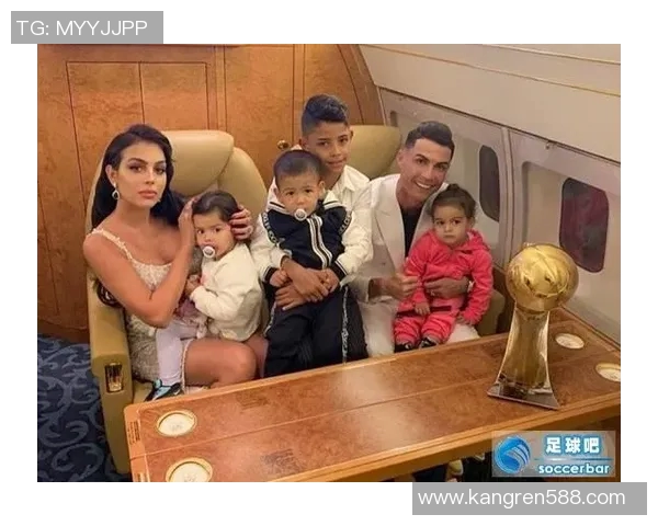 足球明星与父母温馨合影展现亲情与荣耀的完美结合